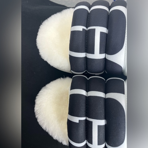 UGG Maxi Slide Logo Shoes / Slides / Platforms - White & Black - Women’s Size 7 - Picture 3 of 14